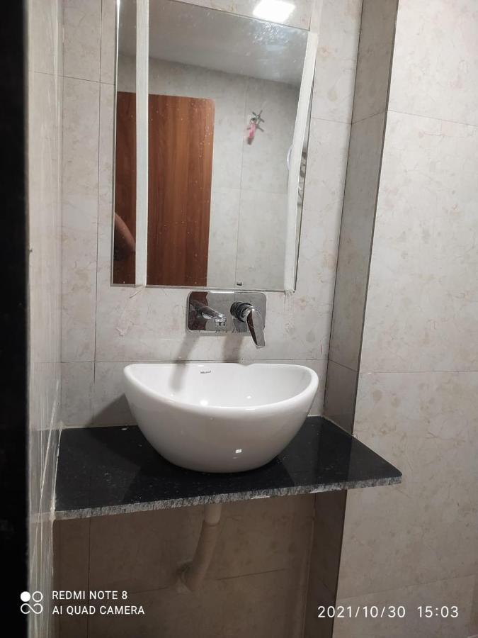 Hotel Red Rose Вадодара Экстерьер фото