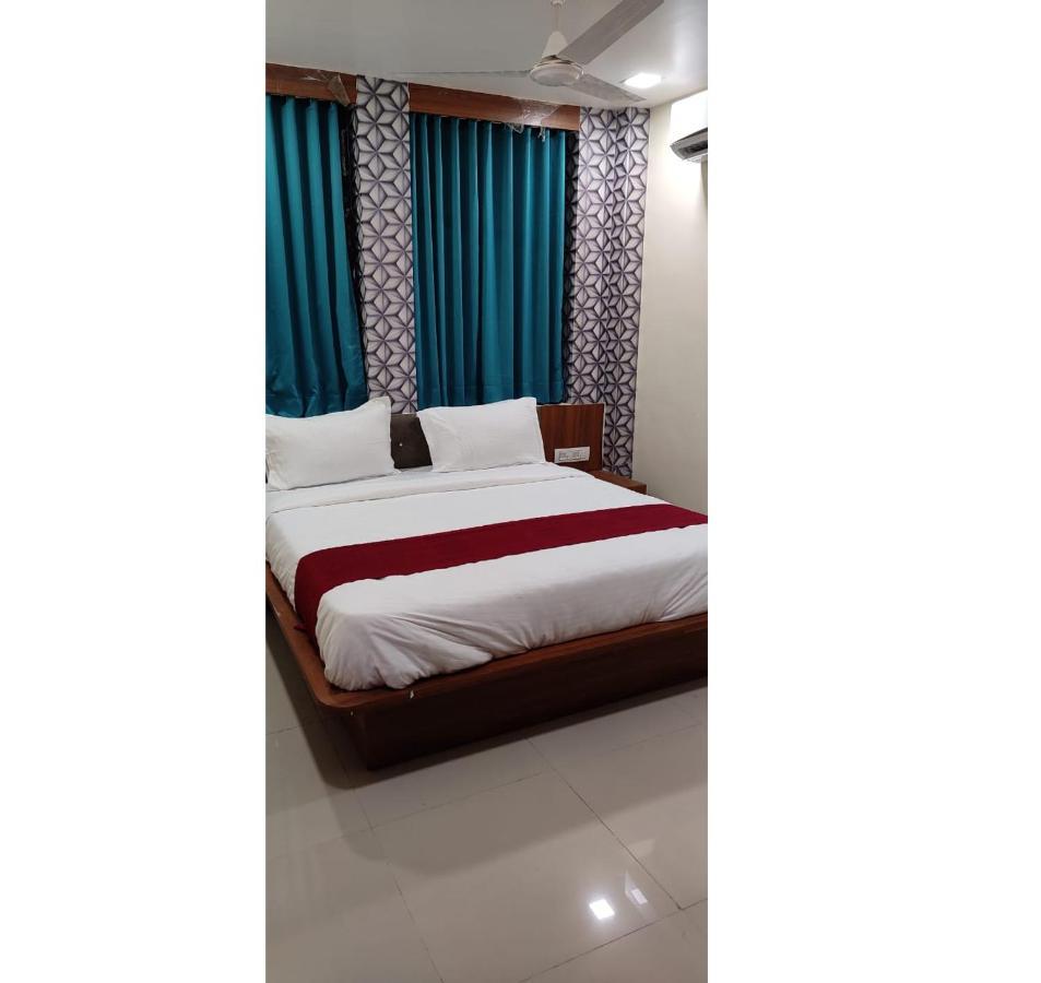 Hotel Red Rose Вадодара Экстерьер фото